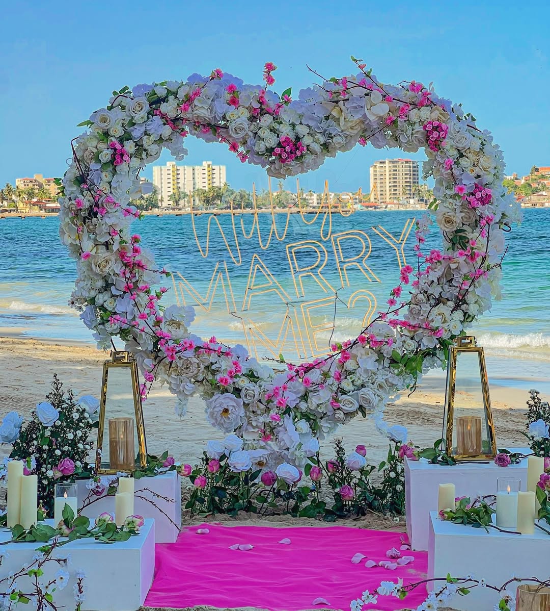 Arco floral en forma de corazón para pedida de mano en la playa, Pampatar, Nueva Esparta